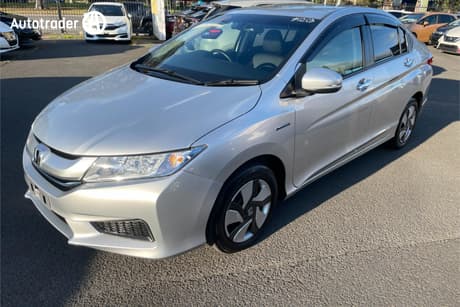 Silver 2016 Honda Grace Sedan HYBRID