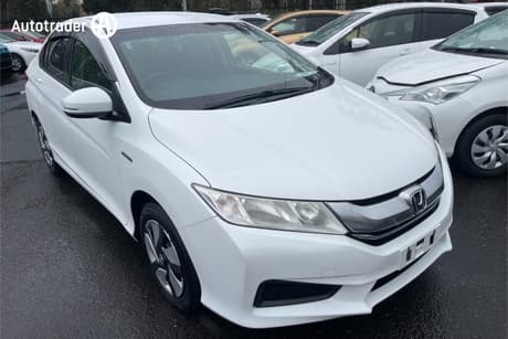 White 2015 Honda Grace Sedan HYBRID