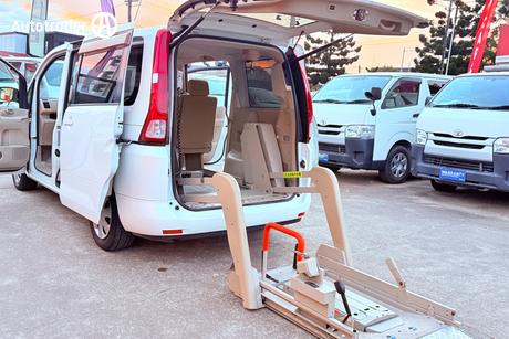 White 2006 Nissan Serena Wagon