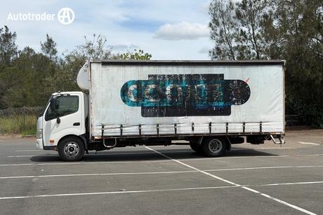 White 2011 Hino OTHER OtherCar