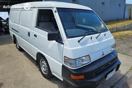 White 2009 Mitsubishi Express Van Swb