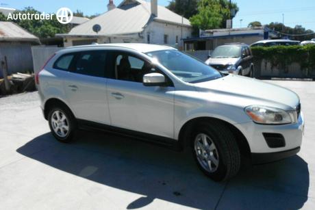 White 2010 Volvo XC60 Wagon 3.2 Le