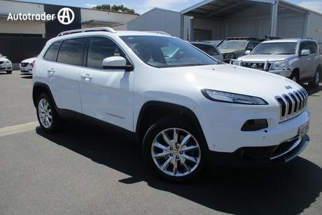 White 2015 Jeep Cherokee Wagon Limited (4X4)