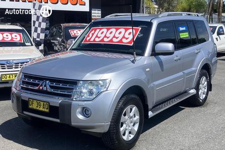 Silver 2011 Mitsubishi Pajero SUV PLATINUM