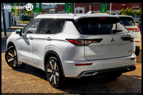 White 2025 Mitsubishi Outlander Wagon Exceed 5 Seat (Awd)