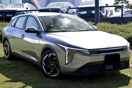 White 2025 Kia K4 Hatchback Sport+