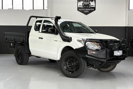 White 2015 Mitsubishi Triton Club Cab Chassis Glx (4X4)