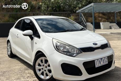 White 2014 Kia RIO Hatchback S