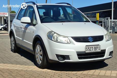 White 2011 Suzuki SX4 Hatchback