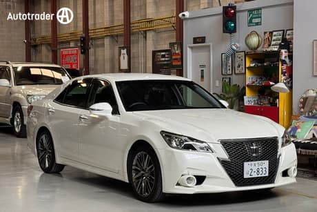 White 2014 Toyota Crown Sedan