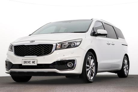 White 2015 Kia Carnival Wagon Platinum