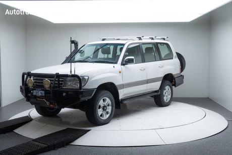 White 2004 Toyota Landcruiser Wagon Sahara (4X4)