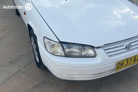 White 1998 Toyota Camry Sedan Conquest
