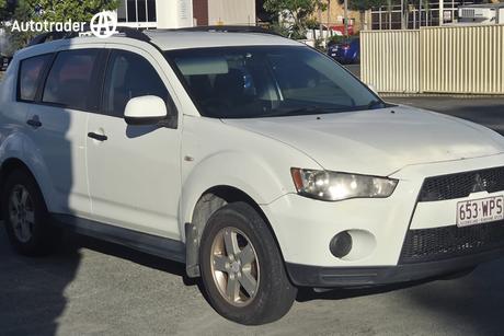 White 2010 Mitsubishi Outlander Wagon Ls