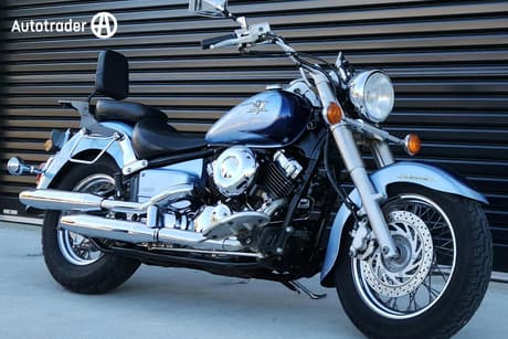 Blue 2004 Yamaha V-Star Xvs650A Classic Road