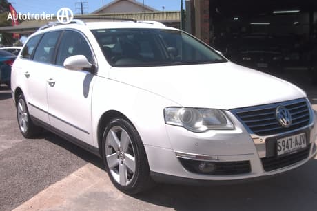 White 2010 Volkswagen Passat Wagon 147 Tsi