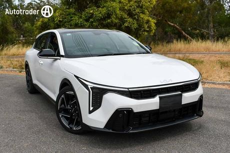 White 2025 Kia K4 Hatchback Gt-Line