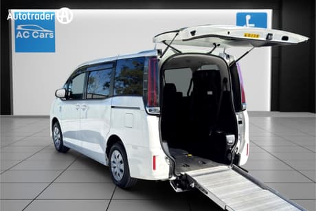 2021 Toyota Noah WELCAB W/ WHEELCHAIR RAMP, CRUISE CONTROL,