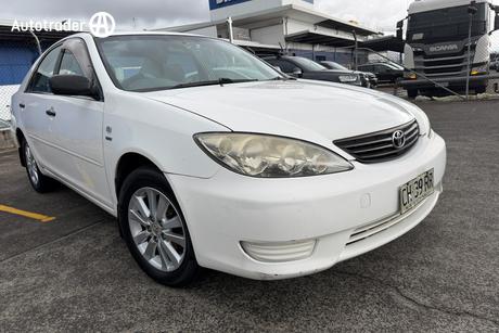 White 2004 Toyota Camry Sedan Altise