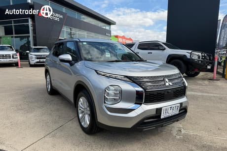 Silver 2023 Mitsubishi Outlander Wagon Es 7 Seat (2Wd)
