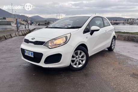 White 2014 Kia RIO Hatchback S