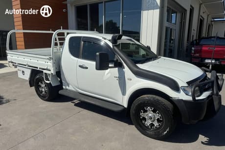 White 2010 Mitsubishi Triton Club Cab Chassis Glx (4X4)