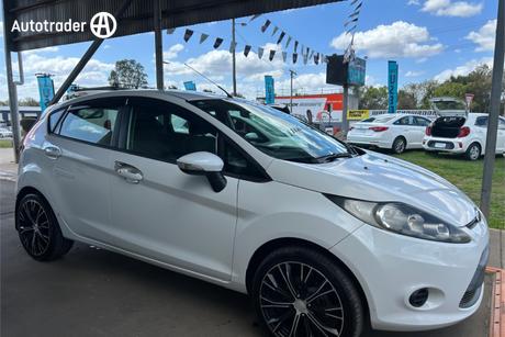 White 2011 Ford Fiesta Hatchback Cl
