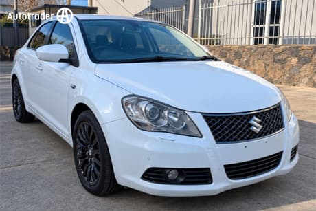 White 2010 Suzuki Kizashi Sedan Xls
