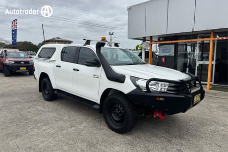 White 2018 Toyota Hilux Double Cab Pick Up Sr (4X4)