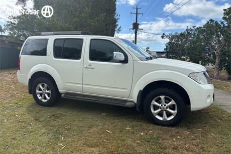 White 2012 Nissan Pathfinder Wagon St-L (4X4)