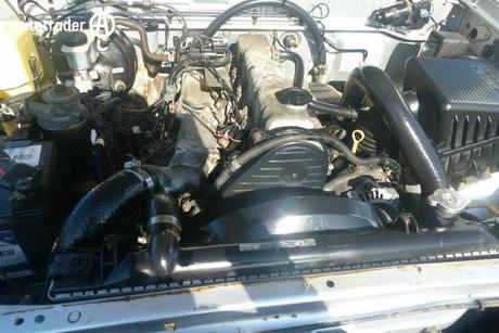Silver 2000 Mazda B2500 Cab Chassis Bravo Dx (4X4)