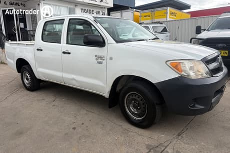 White 2006 Toyota Hilux Dual Cab Pick-up Workmate
