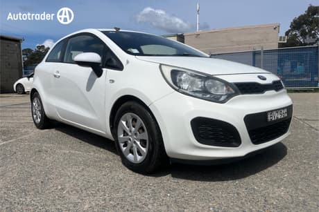 White 2013 Kia RIO Hatchback S