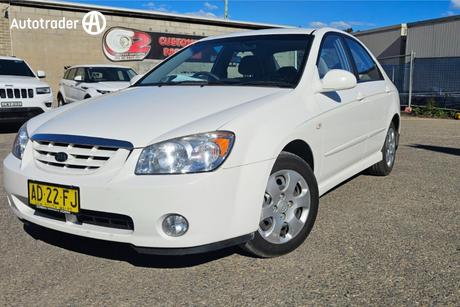 White 2005 Kia Cerato Sedan