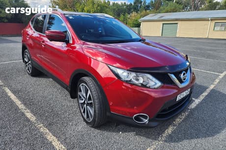 Red 2016 Nissan Qashqai Wagon Tl