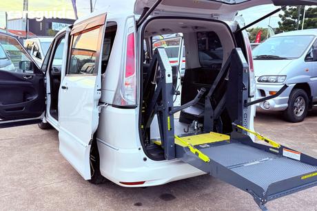 White 2011 Nissan Serena Wagon