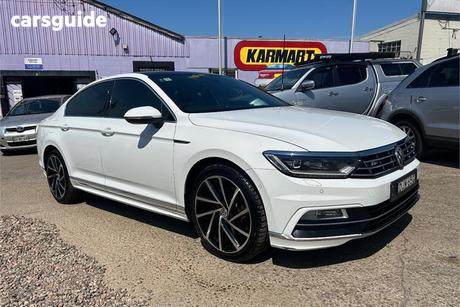 White 2016 Volkswagen Passat Sedan 206Tsi R-Line