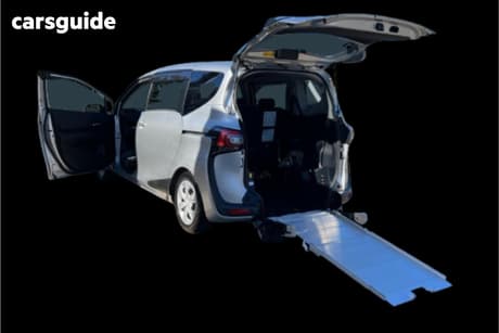 Silver 2019 Toyota Sienta SUV G