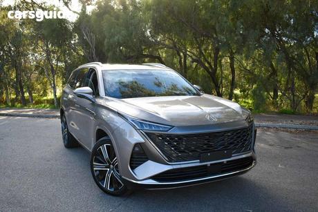 Silver 2025 MG Qs Wagon Essence Awd