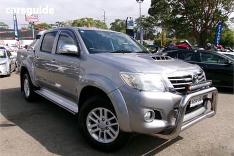 Silver 2015 Toyota Hilux Dual Cab Pick-up Sr5 (4X4)
