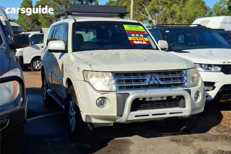 White 2011 Mitsubishi Pajero Wagon Platinum Edition