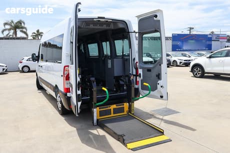 White 2017 Renault Master Bus Lwb Mid