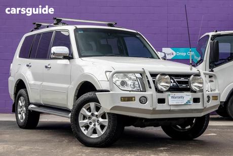 White 2011 Mitsubishi Pajero Wagon Platinum Edition