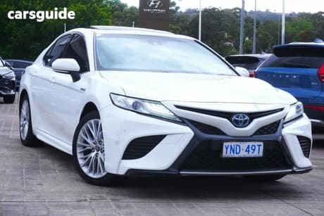 White 2019 Toyota Camry Sedan Sl