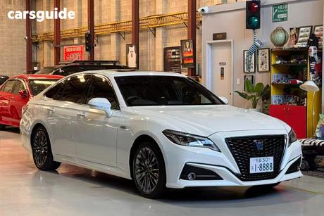 White 2018 Toyota Crown Sedan