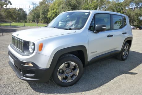 Silver 2016 Jeep Renegade Wagon Sport