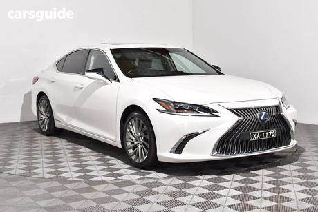 White 2019 Lexus ES300H Sedan Luxury (Hybrid)