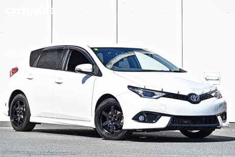 White 2017 Toyota Corolla Hatchback Zr