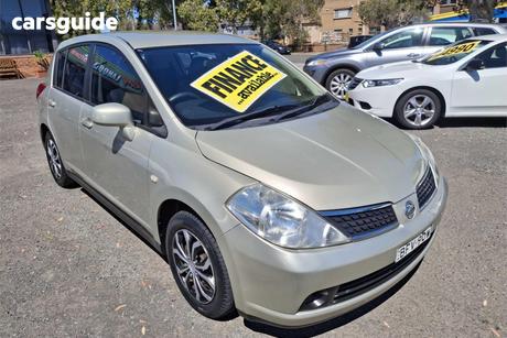 Beige 2008 Nissan Tiida Hatchback St