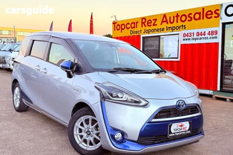 Silver 2015 Toyota Sienta Wagon (Hybrid) G